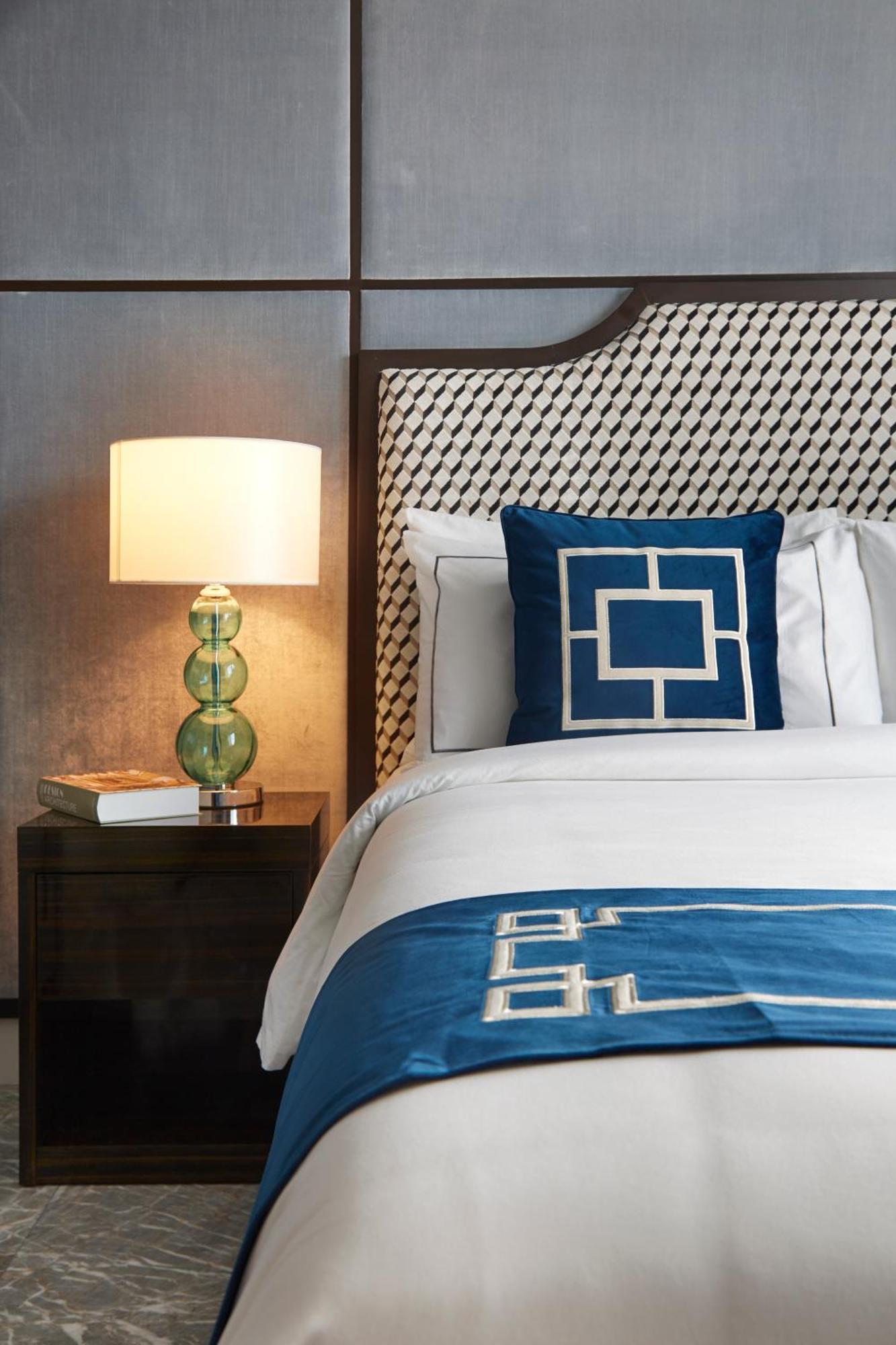 קואלה לומפור The Face Style Hotel מראה חיצוני תמונה A bed with a throw pillow